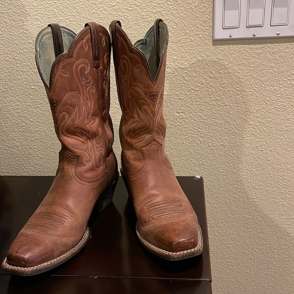 Womens Ariat size 7C brown boot